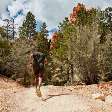 man running down a dusty trail in bryce canyon